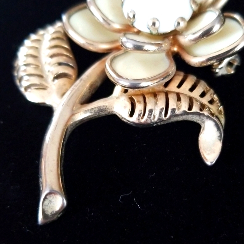 Vintage Mid Century Gold Tone Flower Brooch - Picture 8 of 8